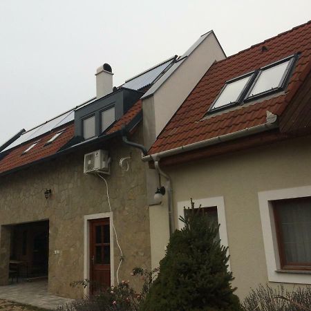 Vamosi Vendeghaz Apartment Nemesvamos Ngoại thất bức ảnh