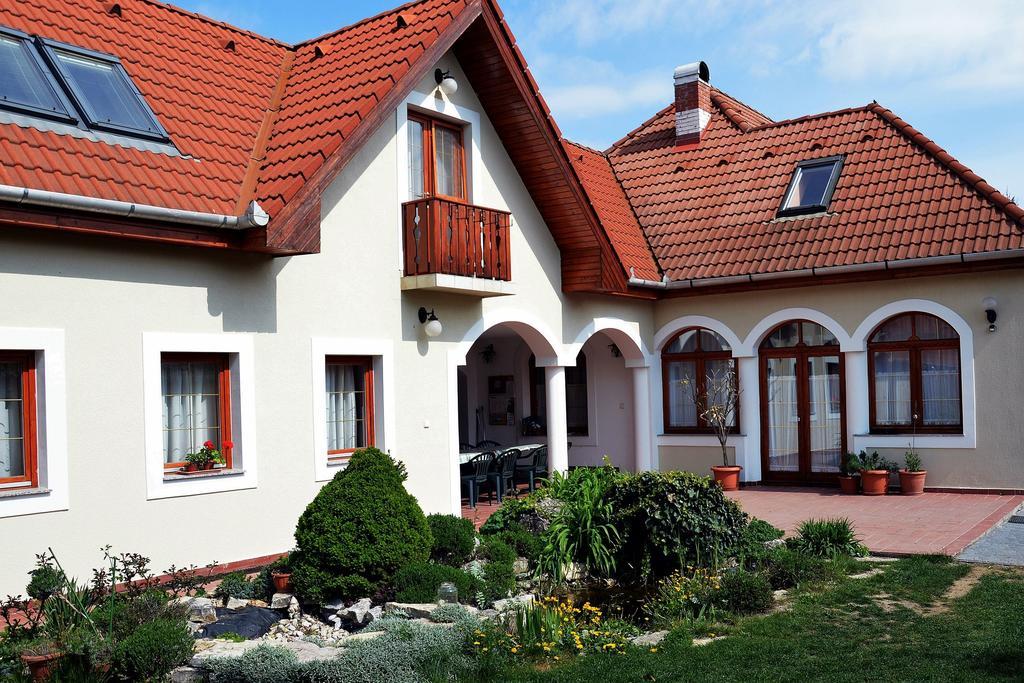 Vamosi Vendeghaz Apartment Nemesvamos Ngoại thất bức ảnh